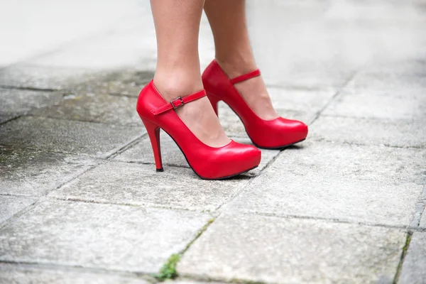 Женские Ноги Ярко Красной Обуви Высокими Каблуками Фоне Плитки Тротуара — стоковое фото