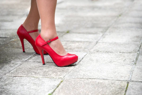 Pernas Femininas Sapatos Vermelhos Brilhantes Com Saltos Altos Contra Fundo — Fotografia de Stock