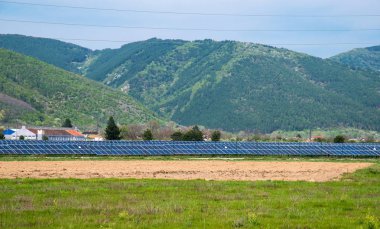Güneş panelleri, fotovoltaik, alternatif elektrik kaynak. Bir dağ - sürdürülebilir kaynaklar kavramı eteklerinde güneş bir istasyonunda görünümünü