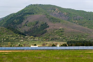 Güneş panelleri, fotovoltaik, alternatif elektrik kaynak. Bir dağ - sürdürülebilir kaynaklar kavramı eteklerinde güneş bir istasyonunda görünümünü