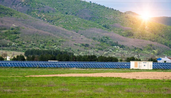 Güneş panelleri, fotovoltaik, alternatif elektrik kaynak. Bir dağ - sürdürülebilir kaynaklar kavramı eteklerinde güneş bir istasyonunda görünümünü