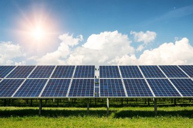 Güneş panelleri, fotovoltaik, alternatif elektrik kaynak - sürdürülebilir kaynaklar kavramı