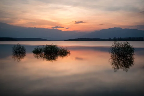 Wunderschöne Landschaft Mit Feurigem Sonnenuntergang Über Einem See Blick Von — Stockfoto