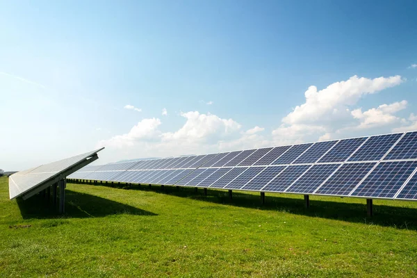 Solární Panel Fotovoltaický Alternativní Zdroj Elektrické Energie Koncepce Udržitelných Zdrojů — Stock fotografie