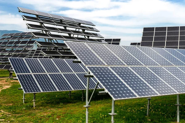 Solární Panely Fotovoltaika Slunce Sledovací Systémy Zdroj Alternativní Elektřina Pojem — Stock fotografie