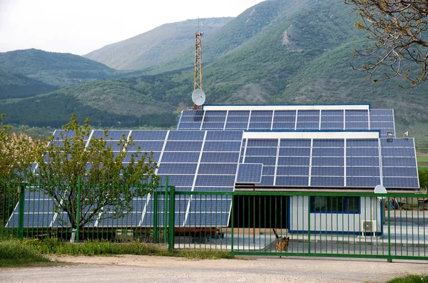 Zonnepanelen Zonne Energie Het Dak Van Een Industrieel Gebouw Bron — Stockfoto