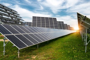 Güneş panelleri, fotovoltaik, güneş takip sistemleri - alternatif elektrik kaynağı, sürdürülebilir kaynaklar kavramı ile