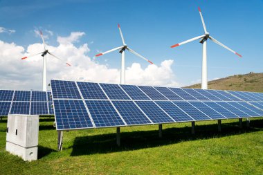 Fotoğraf kolaj güneş panelleri ve Rüzgar turbins - sürdürülebilir kaynaklar kavramı - görüntü