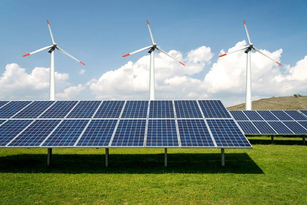 Foto koláž solární panely a větrné turbins - koncepce udržitelných zdrojů - Image — Stock fotografie
