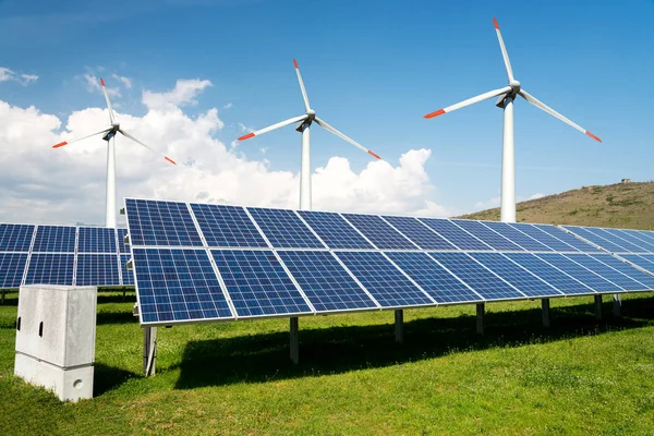 Foto koláž solární panely a větrné turbins - koncepce udržitelných zdrojů - Image — Stock fotografie