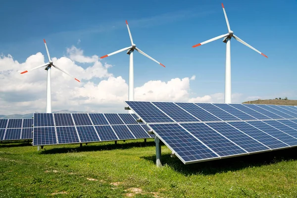 Fotoğraf kolaj güneş panelleri ve Rüzgar turbins - sürdürülebilir kaynaklar kavramı - görüntü