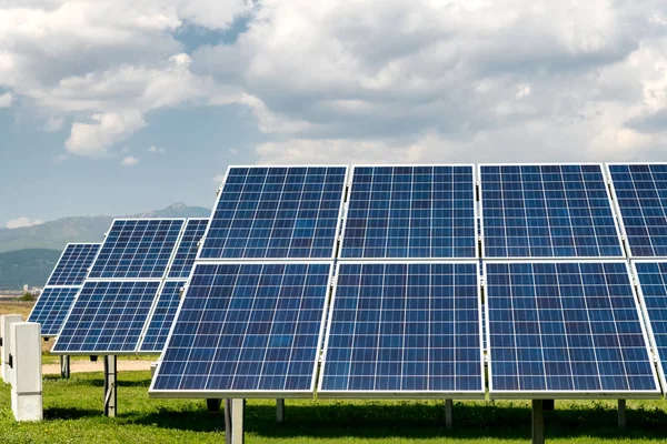 Panel solar, fotovoltaica, fuente de electricidad alternativa - concepto de recursos sostenibles —  Fotos de Stock