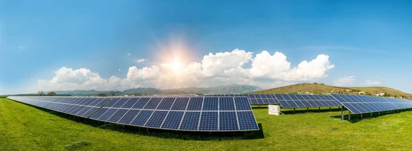 Panoramatický pohled na solární panely, fotovoltaika - zdroj alternativní elektrické energie — Stock fotografie