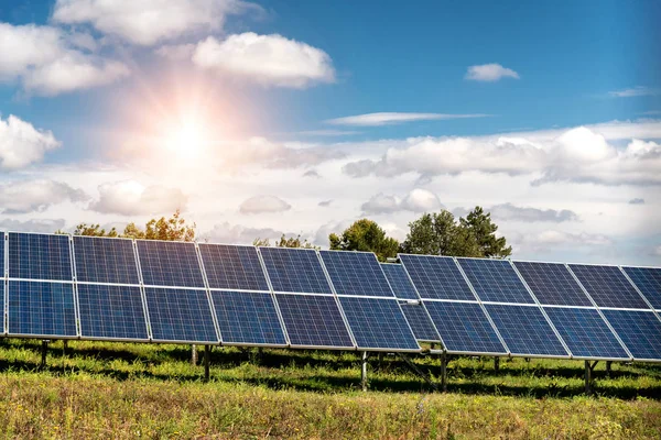 Panel słoneczny, fotowoltaiczne, alternatywne źródło energii elektrycznej - koncepcja zrównoważonych zasobów — Zdjęcie stockowe
