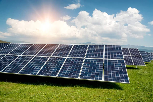 Güneş paneli, fotovoltaik, alternatif elektrik kaynağı - sürdürülebilir kaynaklar kavramı — Stok fotoğraf