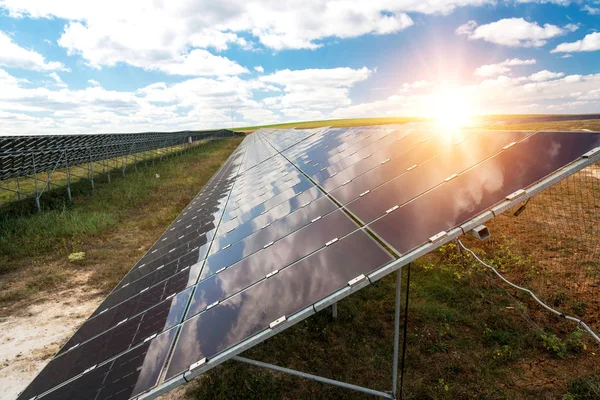 Солнечная панель, фотоэлектрическая, альтернативный источник электроэнергии - концепция устойчивых ресурсов — стоковое фото