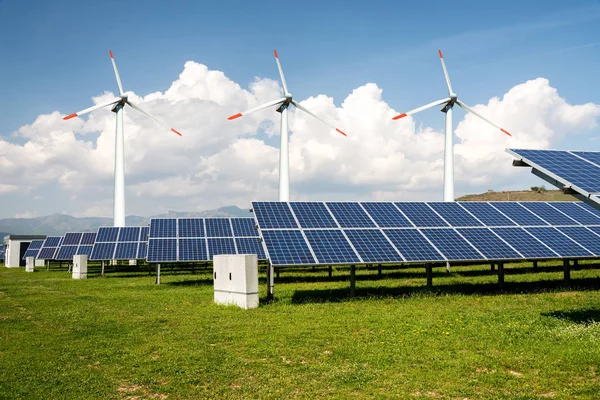 Foto collage van zonnepanelen en windenergie Toerbins - concept van duurzame hulpbronnen - afbeelding — Stockfoto