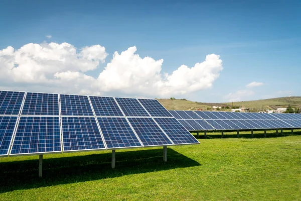 Solární panel, fotovoltaický, alternativní zdroj elektrické energie - koncepce udržitelných zdrojů — Stock fotografie