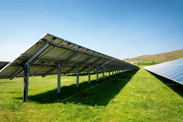 Zadní strana solární panely elektřina fotovoltaické, alternativní zdroj - pojem udržitelných zdrojů — Stock fotografie