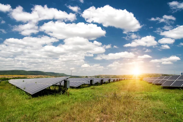 Güneş panelleri, fotovoltaik - alternatif elektrik kaynağı — Stok fotoğraf