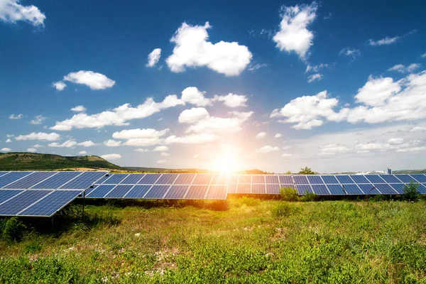 Solární panely, fotovoltaické - alternativní zdroj elektřiny — Stock fotografie