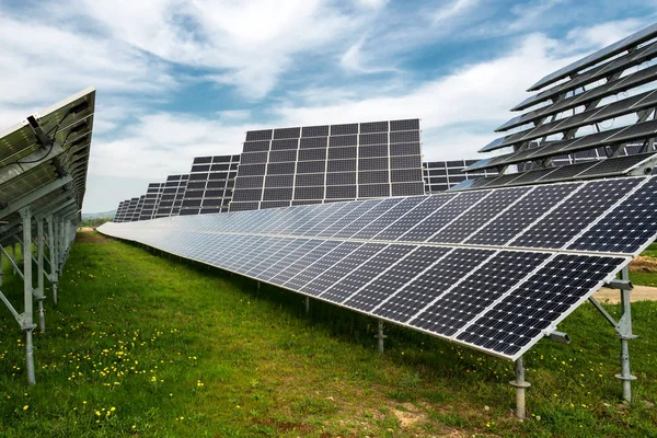 Solární panely, fotovoltaika, slunce sledovací systémy - zdroj alternativní elektřina, pojem udržitelných zdrojů — Stock fotografie