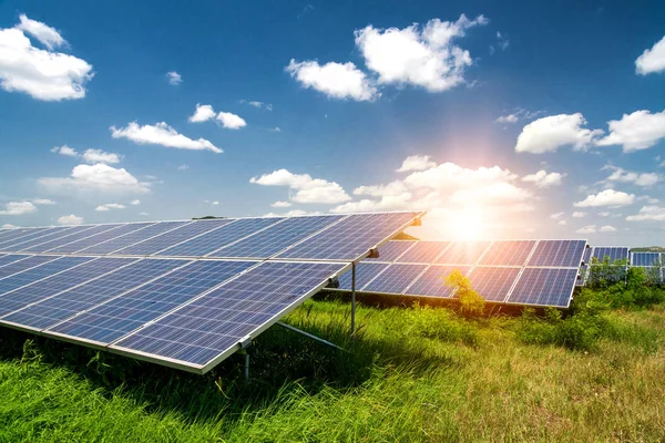Panele słoneczne, fotowoltaiczne - alternatywne źródło energii elektrycznej — Zdjęcie stockowe