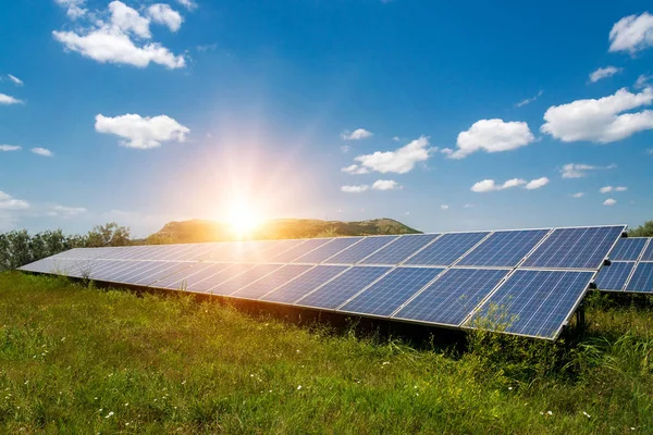 Sonnenkollektoren, Photovoltaik - alternative Stromquelle Stockbild