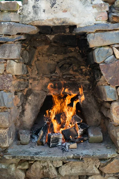 Kamenná zdová pec s požárem — Stock fotografie