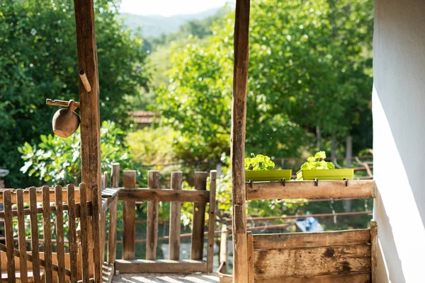 Wooden porch of an old vintage country house overlooking towards a green sunny garden in the yard — Stock Photo, Image