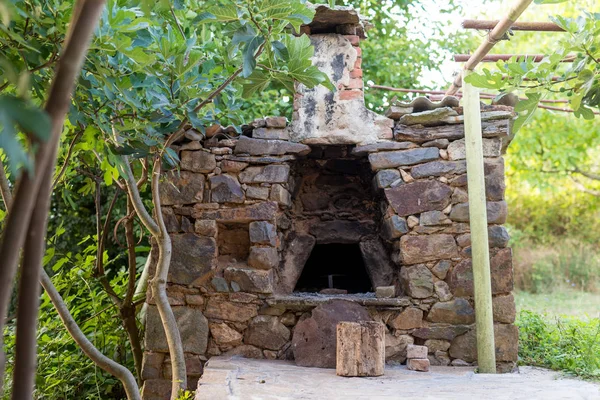 Forno de alvenaria de pedra em uma casa de campo — Fotografia de Stock