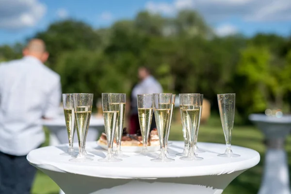 Приветственный напиток, вид бокалов, наполненных шампанским на столе — стоковое фото