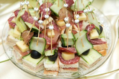 yemek servisi, mini kanepeler, aperatifler ve aperatifler, etkinlik için yemek - seçici odaklanma