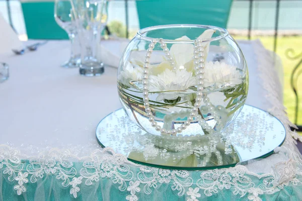 Decorazione della tavola nuziale in un ristorante - sfera di vetro con fiori bianchi, perle e merletti - focus selettivo — Foto Stock