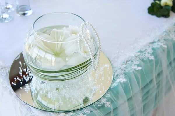 Dekoracja stołu weselnego w restauracji - szklana kula z białymi kwiatami, perłami i koronką - wybiórcza ostrość — Zdjęcie stockowe