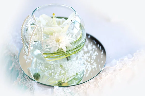レストランでのウェディングテーブルの装飾-白い花、真珠、レースのガラス球-選択的な焦点 — ストック写真