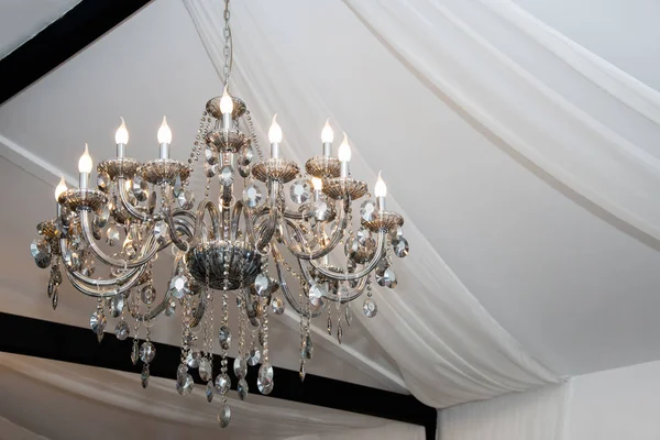 Lámpara de araña de cristal en el techo en una tienda de campaña de boda. Decorativo contemporáneo y elegante concepto de interior vintage . —  Fotos de Stock