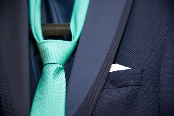 Detalle del traje azul oscuro de un novio y una corbata verde - enfoque selectivo, espacio para el texto —  Fotos de Stock