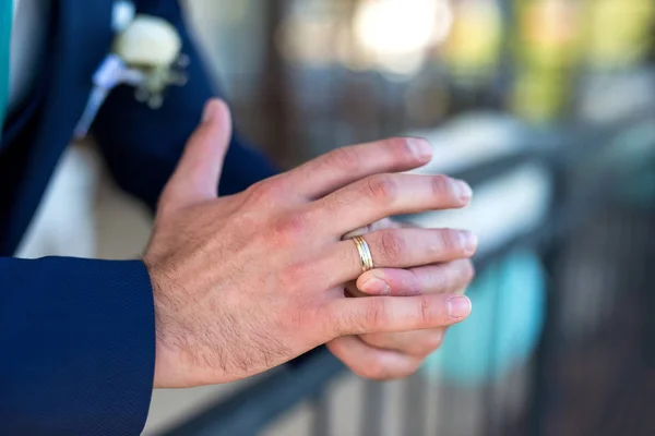 Крупним планом руки нареченого і обручка вибірковий фокус — стокове фото