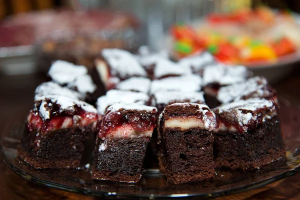 Sortimento de colorido petit fours para evento ou casamento recepção - foco seletivo — Fotografia de Stock