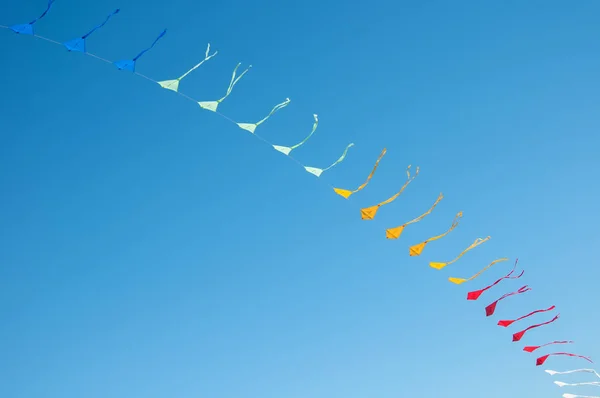 Aquiloni colorati che volano nel cielo blu — Foto Stock