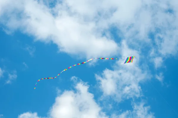 Bunte Drachen fliegen in blauem Himmel — Stockfoto