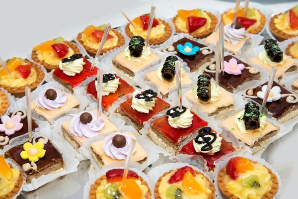 Auswahl bunter Petit Fours für Event oder Hochzeitsempfang - selektiver Fokus Stockbild