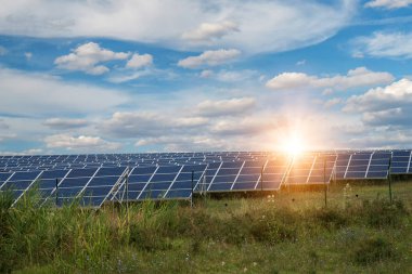 Güneş paneli, fotovoltaik, alternatif elektrik kaynağı - sürdürülebilir kaynaklar kavramı