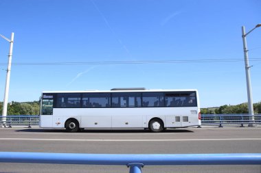 Tur otobüsü Geçiş Köprüsü. Mavi bariyer veya bekçi demiryolu karşı yolda hareket beyaz veri yolu.