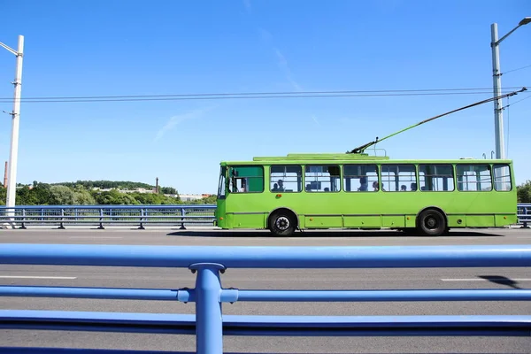 Троллейбус Пересекает Мост Зеленый Троллейбус Движется Дороге Против Синего Барьера — стоковое фото