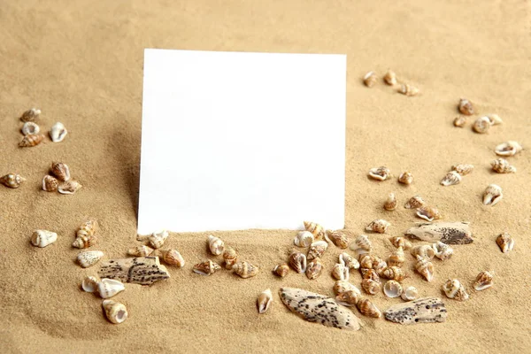 Cartão Branco Areia Praia Com Pequenas Conchas Quadro Branco Vazio — Fotografia de Stock