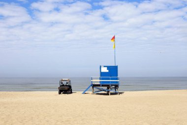 Cankurtaran kulesi ve sahilde araba. Cankurtaran kabin Litvanya Baltık Denizi sahilinde.