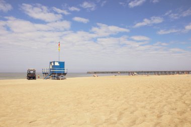 Cankurtaran kulesi ve sahilde araba. Cankurtaran kabin Litvanya Baltık Denizi sahilinde.