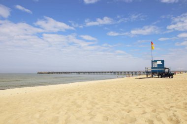 Cankurtaran kulesi ve sahilde araba. Cankurtaran kabin Litvanya Baltık Denizi sahilinde.